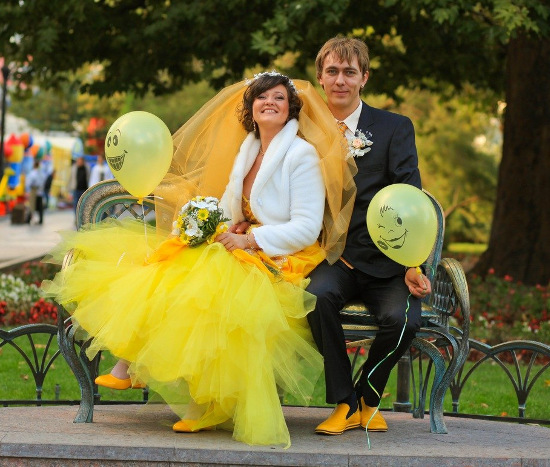 желтое свадебное платье